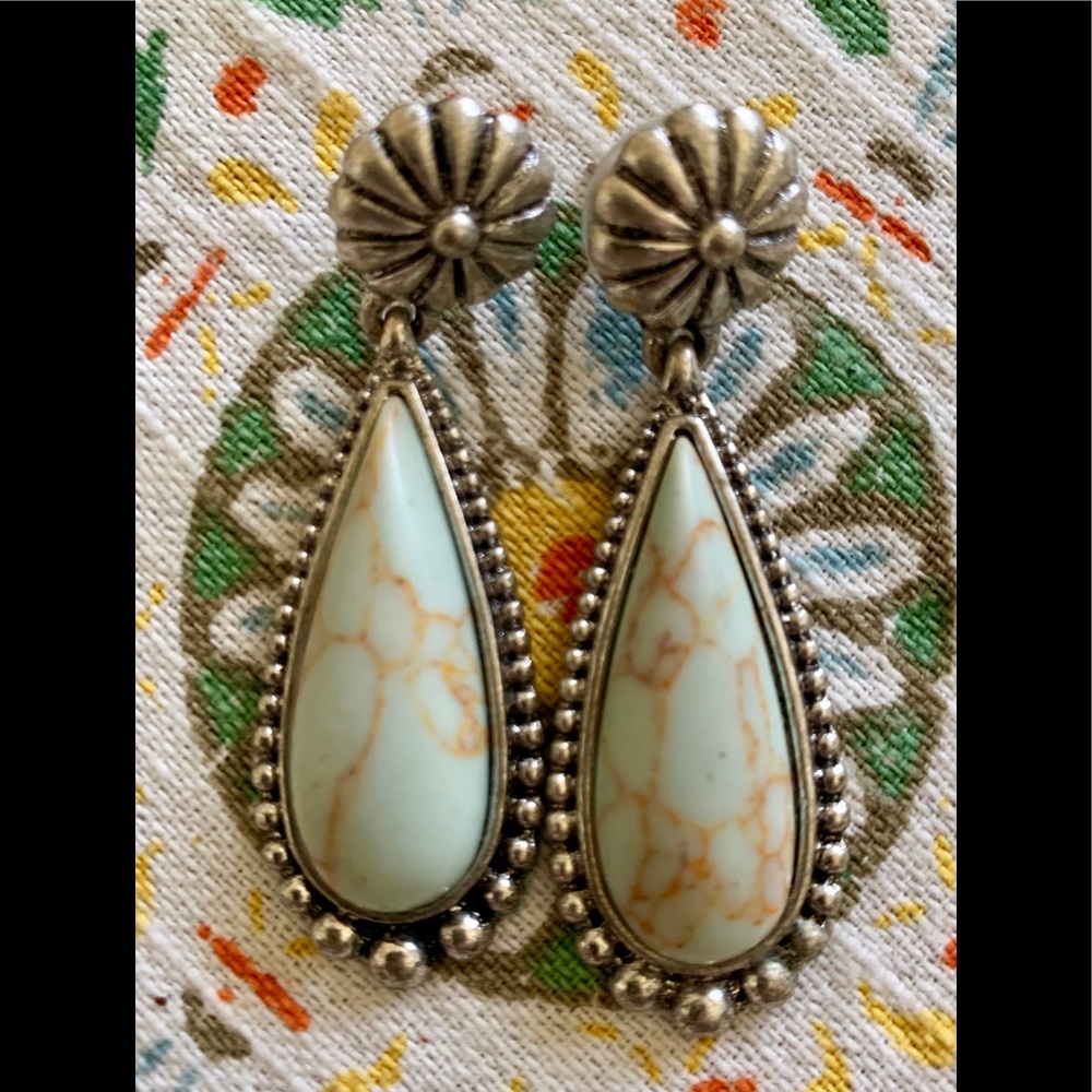 White turquoise/howlite earrings.